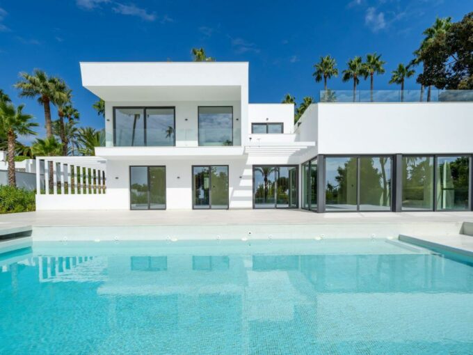Independent Villa for sale in El Paraiso Benahavis - Ready to move in