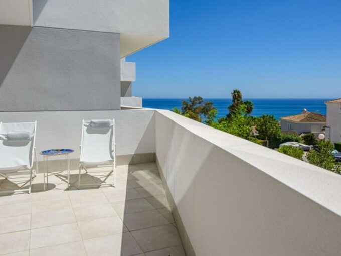 Pure South - Elevated Groundfloor