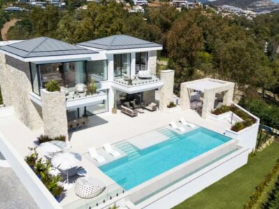 Aerial view of Villa B with infinity pool in La Quinta, Benahavís