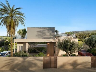 Fachada de villa moderna con palmera y muro perimetral, Amaris Villas, Estepona